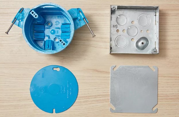 Caja eléctrica de plástico vs metal