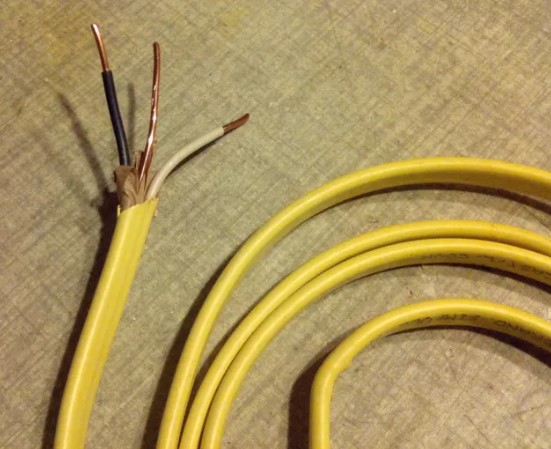 Conectar el cable en una caja metálica