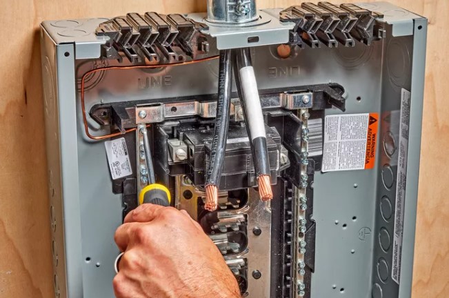 Cómo cablear un cuadro eléctrico: Conecte el cable de tierra principal