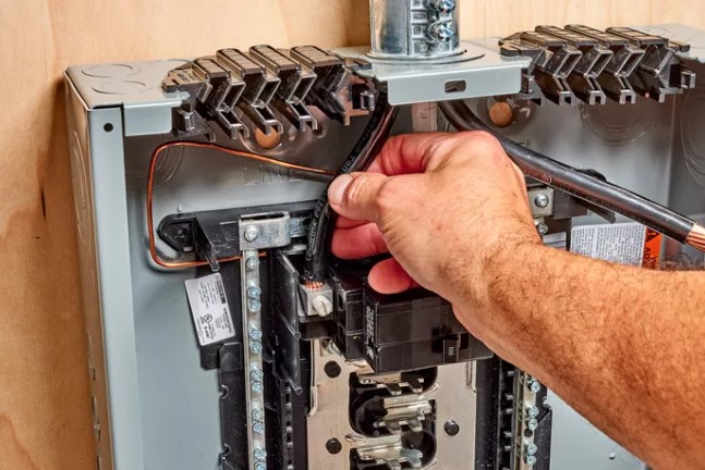 Cómo cablear un cuadro eléctrico: Conecte el interruptor principal