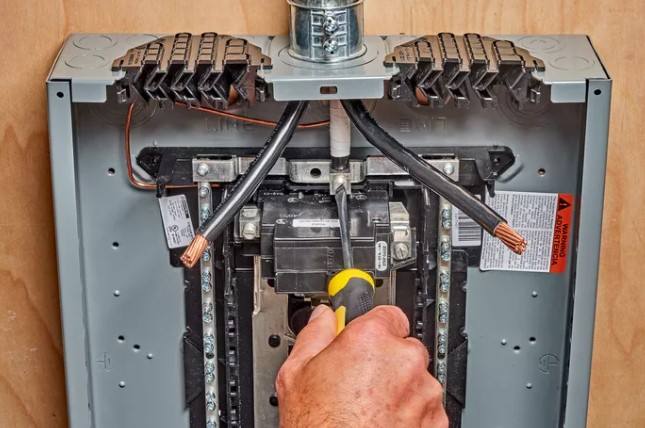 Cómo cablear un cuadro eléctrico: Conecte el neutro del servicio principal