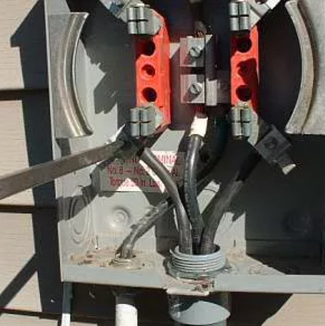 Cómo conectar un contador eléctrico: Conecte los cables calientes de la carga