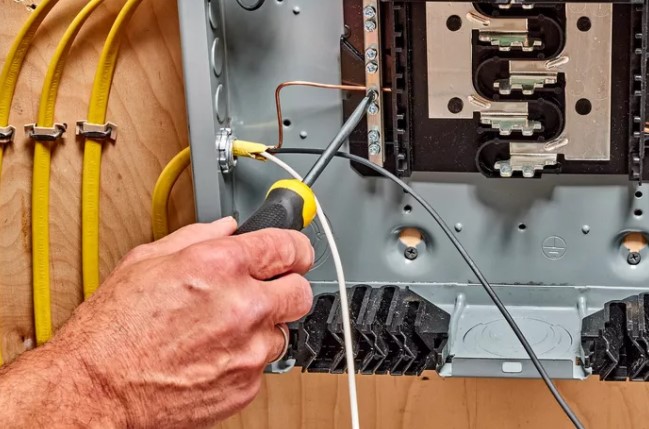 Conecte los cables de tierra del circuito derivado