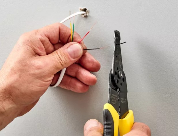 Cómo cablear una toma de teléfono: Desenrollar y pelar los hilos individuales