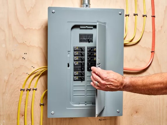 Tamaño del servicio eléctrico de una casa. Encuentre el panel de servicio principal