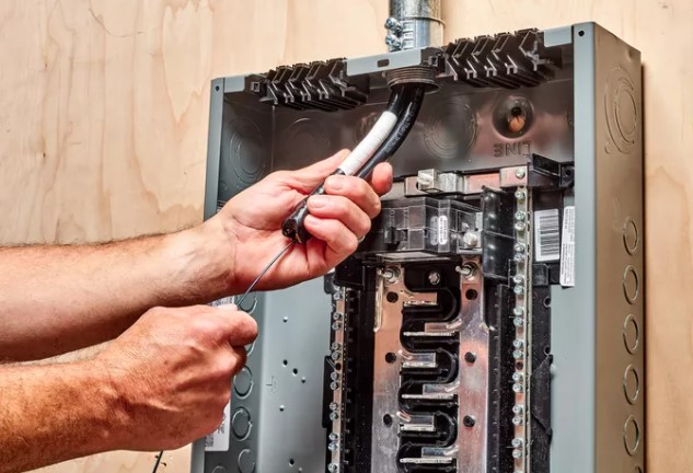 Cómo cablear un cuadro eléctrico: Instale los cables de servicio principal