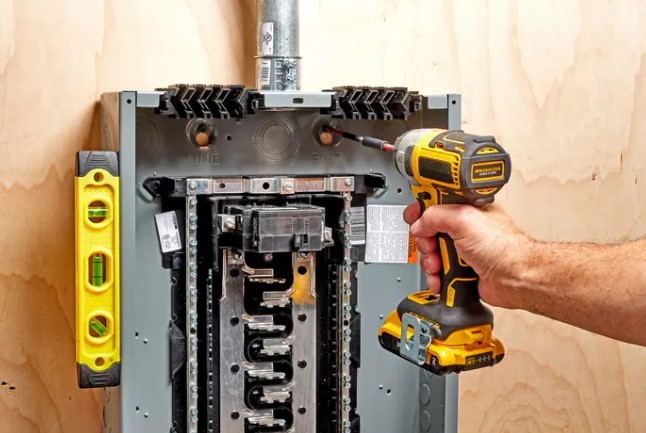Cómo cablear un cuadro eléctrico: Montar el panel de breakers