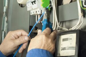 Seis maneras de prevenir choque eléctrico: Utilice herramientas aisladas
